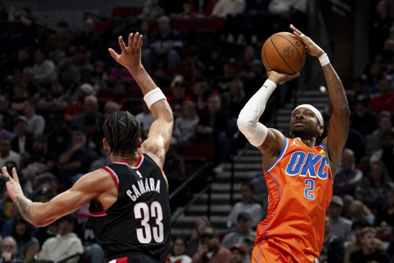 Shai Gilgeous-Alexander, del Thunder de Oklahoma City, dispara frente a Toumani Camara, de los Trail Blazers de Portland.