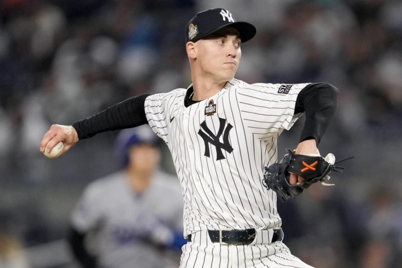 Luke Weaver, lanzador de los Yankees de Nueva York, labora ante los Dodgers de Los Ángeles en el tercer juego de la Serie Mundial.