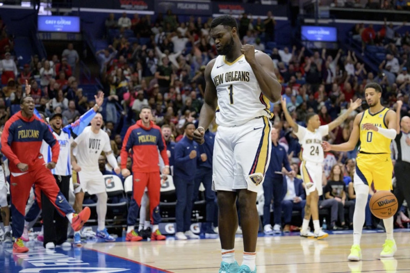 Zion Williamson, alero de los Pelicans de Nueva Orleáns, festeja luego de atinar un disparo y recibir una falta en el encuentro.