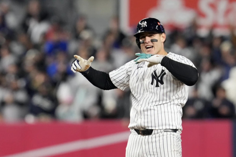 Anthony Rizzo, de los Yanquis de Nueva York, celebra después de conectar un doble productor contra los Guardianes durante la sexta entrada en el Juego 2 de la Serie de Campeonato de la Liga Americana.