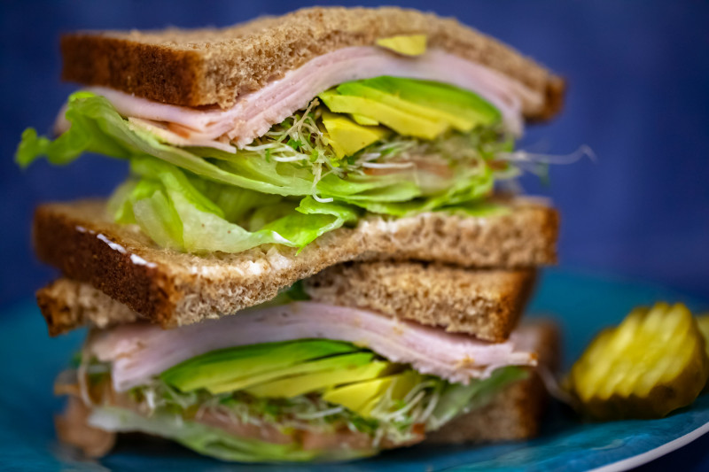 El diccionario de la Real Academia Española (RAE) define a esta comida como "un emparedado hecho con dos rebanadas de pan de molde entre las que se coloca jamón, queso, embutido, vegetales u otros alimentos". Foto de Unsplash.