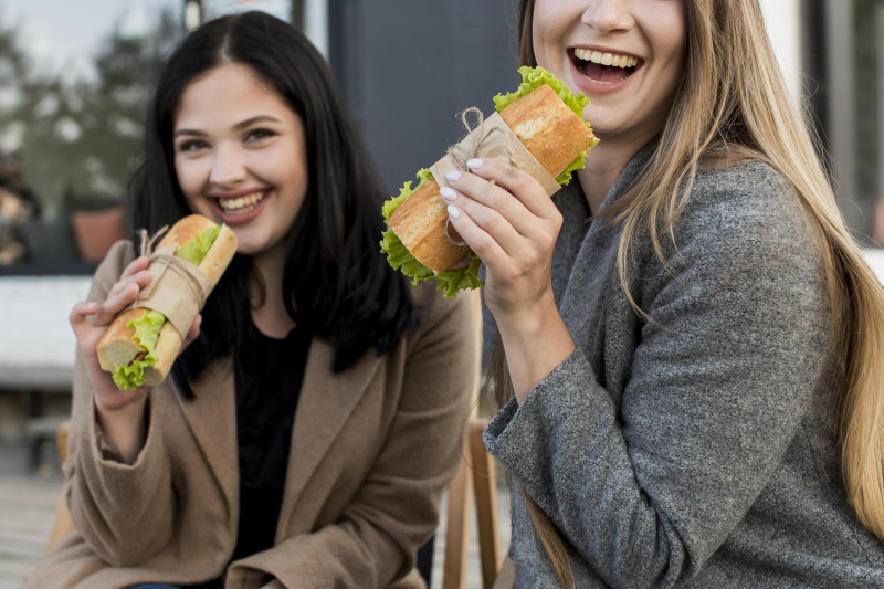 Para el nacimiento del sándwich hay que remontarse al siglo XVIII y en concreto a John Montagu, el IV Conde de Sandwich, un aristócrata inglés, empedernido jugador de cartas, quien pidió que le sirvieran la comida entre dos trozos de pan para poder seguir jugando sin ensuciarse los dedos. Foto de Freepik