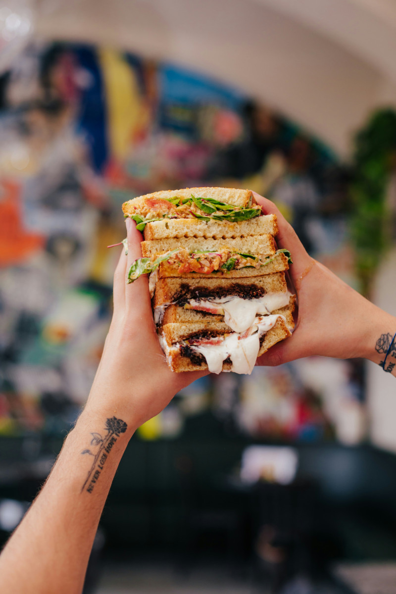 El sándwich es desde hace tiempo compañero inseparable de comida rápida y son cada vez más los restaurantes que lo incluyen en sus cartas. Foto de Unsplash.