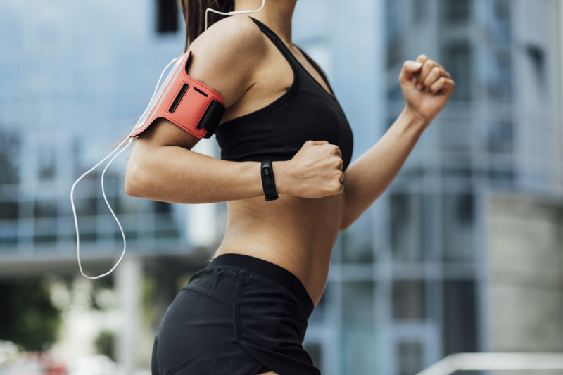 Deportista corriendo en una zona urbana. Foto de Freepik.