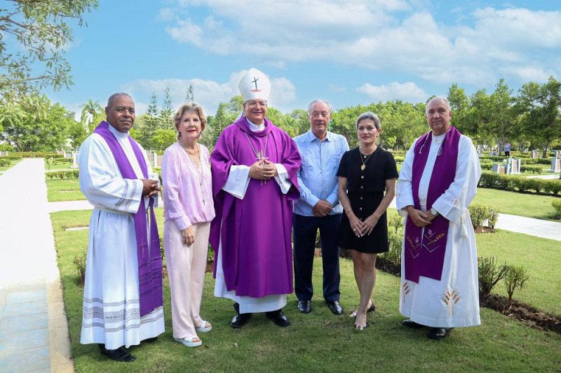 Rvdo. Padre Tulio Matos, Norma de Vargas, Monseñor Amable Durán Tineo, Leonardo Vargas, Michelle de Vargas y el padre Geraldo Ramírez.