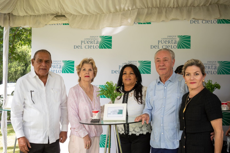 Miguel Franjul, Norma de Vargas, Wendy Santana De Franjul, Leonardo Vargas y Michelle de Vargas.