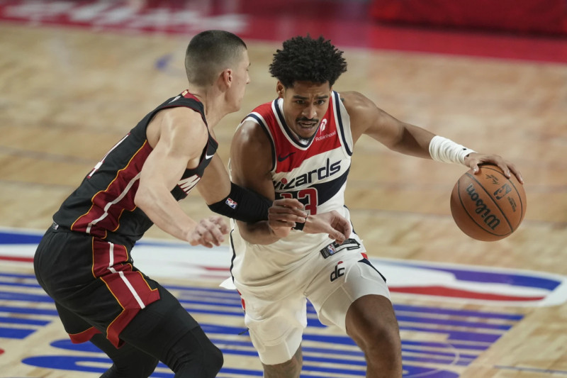 Momento de acción durante el triunfo del Heat sobre los Wizards.