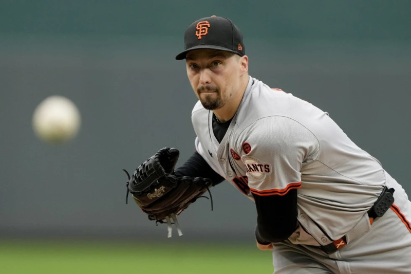 l lanzador abridor de los Gigantes de San Francisco, Blake Snell, lanza durante la primera entrada de un juego de béisbol contra los Reales de Kansas City, el 22 de septiembre de este año.