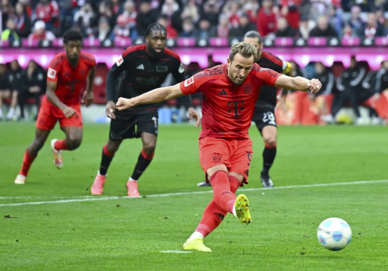 Harry Kane, del Bayer, dispara para anotar un gol desde el punto del penalti.