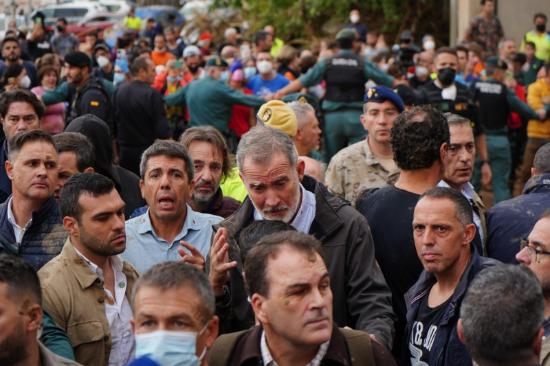 El rey Felipe VI de España (c) es abucheado por los residentes enojados durante su visita a Paiporta, en la región de Valencia, este de España, el 3 de noviembre de 2024, tras las devastadoras inundaciones mortales