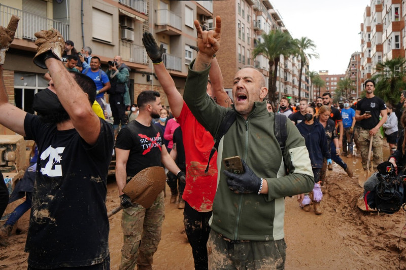 Residentes de Paiporta gritan durante la visita de Felipe VI a esta ciudad, en la región de Valencia, el 3 de noviembre de 2024, tras las devastadoras inundaciones mortales