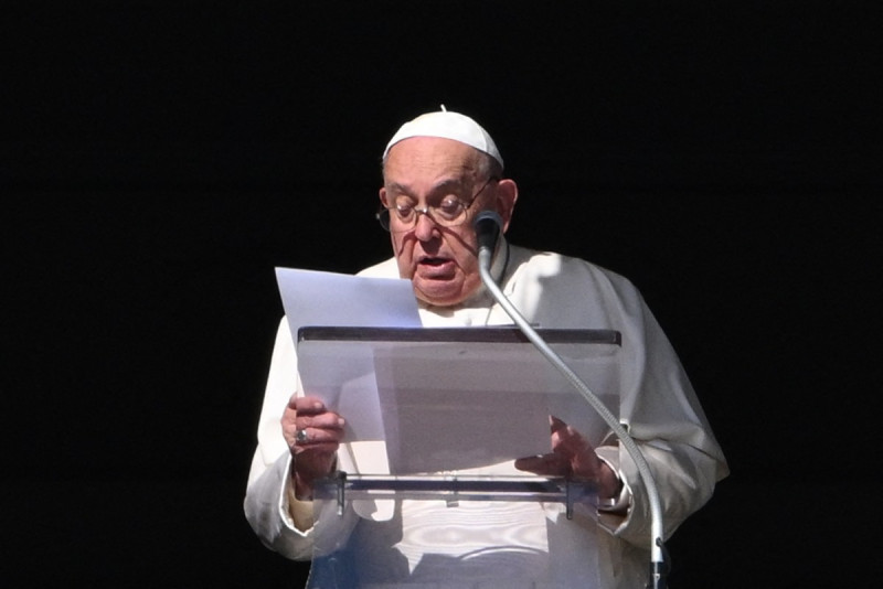 El papa Francisco se dirige a la multitud desde la ventana del palacio apostólico durante su oración dominical del Ángelus en el Vaticano, el 3 de noviembre de 2024