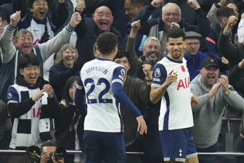 Dominic Solanke, del Manchester, celebra con Brennan Johnson después anotar su segundo gol en el partido contra Aston Villa.