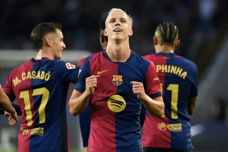 El extremo español de FC Barcelona Daniel Olmo celebra su segundo gol en el partido de Liga FC Barcelona-Espanyol en el estadio Olímpico Lluís Companys de Barcelona.