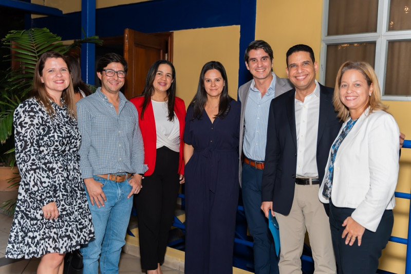 Jael Periche, Luis Miguel Lueje, Gina Báez, Tatiana Vivas, Guillermo Zavala, Julio Ravelo e Isis de la Rosa