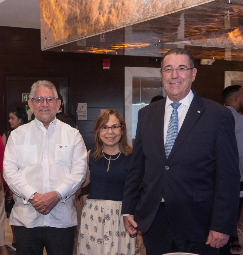 Roberto Henríquez, Fabeth Martínez y Juan Manuel Martín de Oliva.