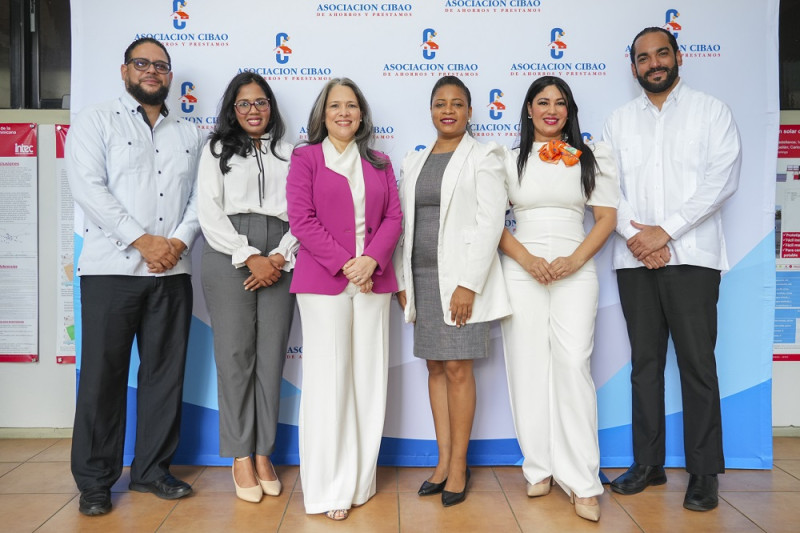 Carlos Reyes, Pamela Hilario, Yara Hernández, Belissa Best, Claribel López y Ariel Bisonó