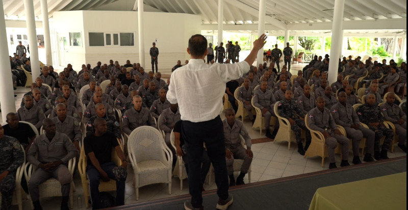 Momento de impartición de instrucciones y capacitación para los “policías de la reforma”