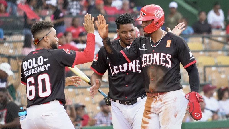 Erik González llega al plato luego de conectar doble con las bases llenas.