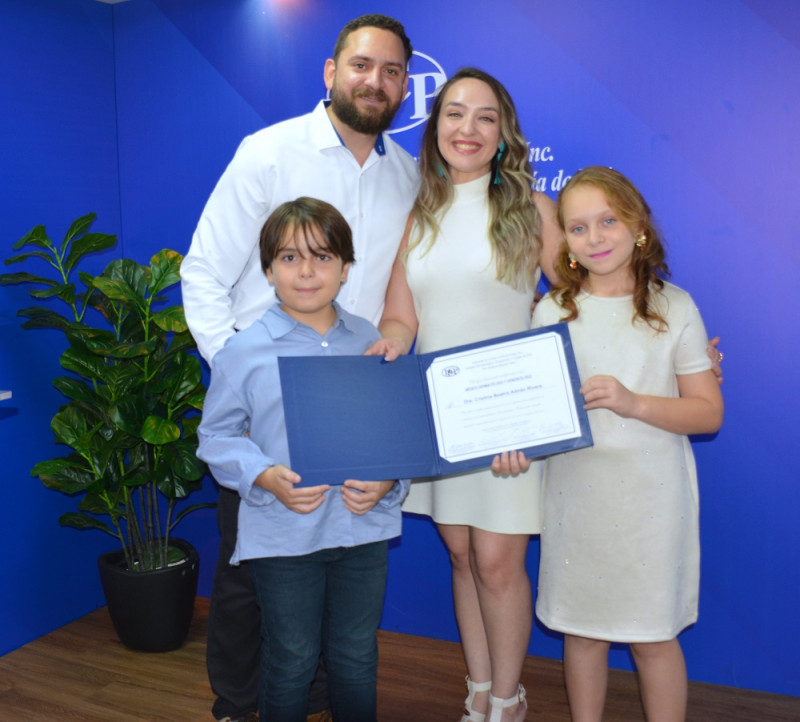 Dra. Cristina Adrián junto a familiares