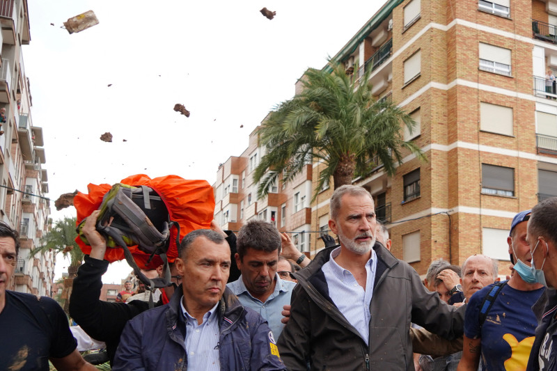 King Felipe VI of Spain (CR) is heckled by angry residents who throw mud and objects during his visit to Paiporta, in the region of Valencia, eastern Spain, on November 3, 2024, in the aftermath of devastating deadly floods. - A delegation led by Spain's king and prime minister was heckled today as it visited the Valencia region hit by deadly floods, with some screaming "assassins" and others throwing mud, according to AFP journalists on the scene. King Felipe VI and Queen Letizia visited the town of Paiporta, one of the most affected by the floods that have killed more than 200 people, alongside Prime Minister Pedro Sanchez and other officials. (Photo by Manaure Quintero / AFP)