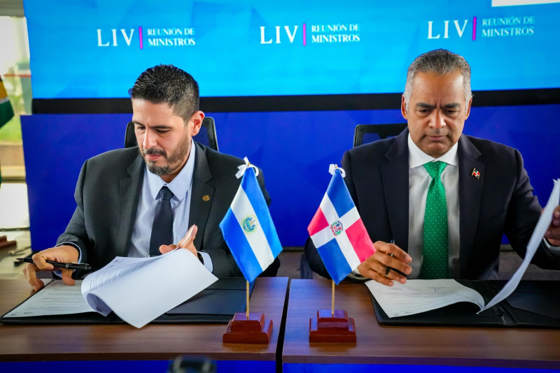 El ministro de Energía y Minas , Joel Santos y el presidente de la Comisión Ejecutiva Hidroeléctrica del Río Lempa de El Salvador, Daniel Álvarez Camp.