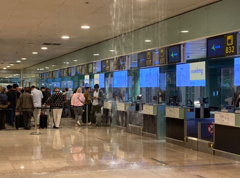 Se están viendo afectadas algunas zonas de las terminales del aeropuerto.