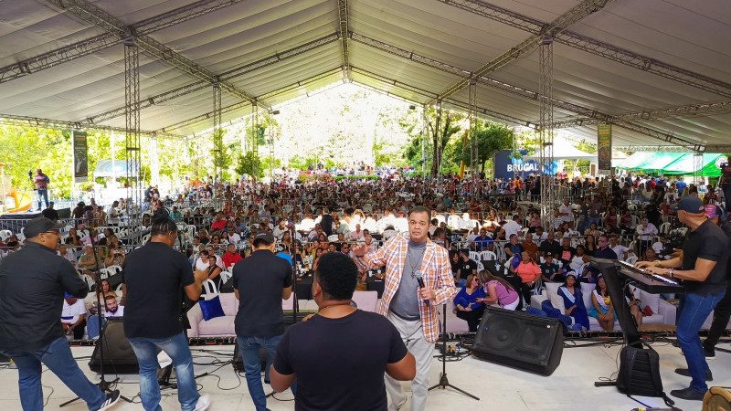 Alex Bueno con la multitud detrás en la confluencia de los ríos Yaque y Jimenoa, en Jarabacoa, durante el Super Ultra Mega Merengazo 2024.