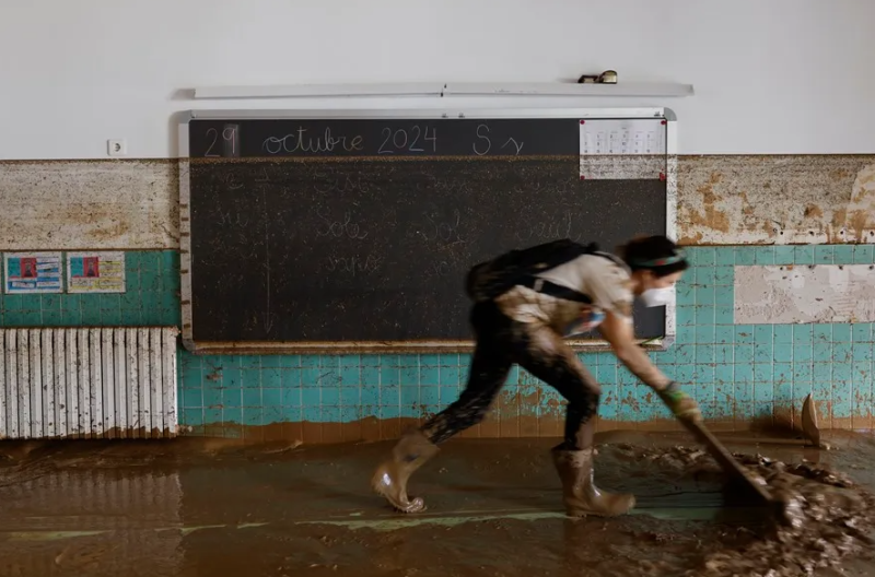 limpieza del lodo en un colegio de Sedaví, Valencia