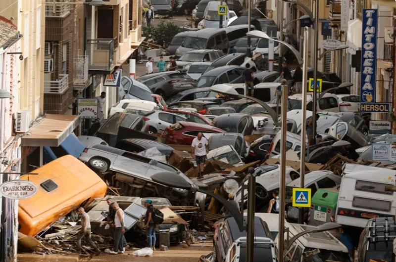 Vehículos amontonados en una calle tras las intensas lluvias de la fuerte dana en Picaña (Valencia)