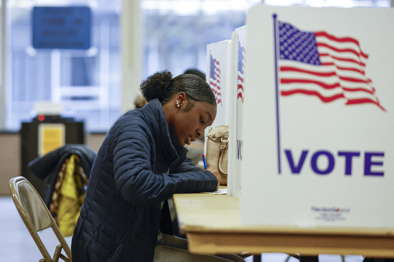 Una mujer emite su voto durante la votación anticipada para las elecciones generales de Estados Unidos en un colegio electoral de la escuela secundaria Ottawa Hills en Grand Rapids, Michigan, el 3 de noviembre de 2024.