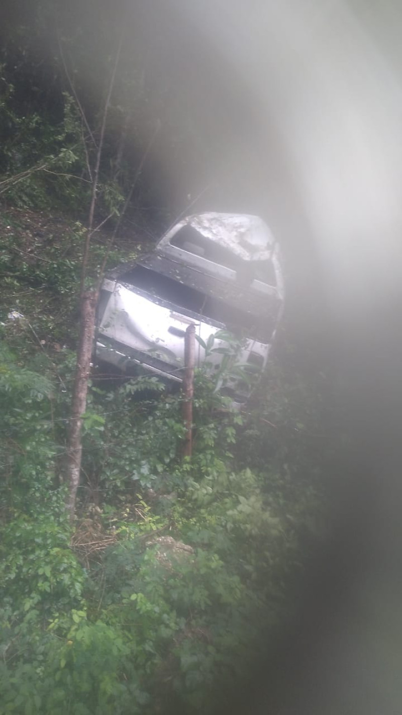 Los ocupantes del vehículo cayeron por la quebrada sin que se registren víctimas.