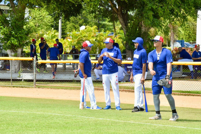 Coaches del equipo dominicano conducen la práctica del lunes.