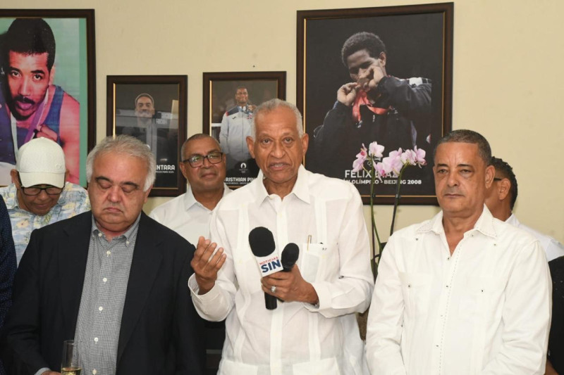 Bienvenido Solano se mostró emocionado mientras agradece el reconocimiento y el momento en que fue desvelada una foto en el salón de actos de Fedoboxa.