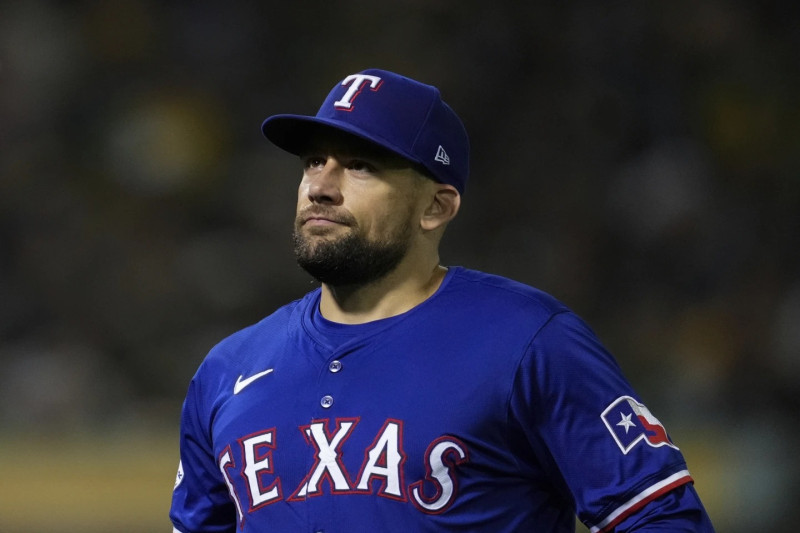 athan Eovaldi, de los Rangers de Texas, camina hacia el dugout después de lanzar contra los Atléticos de Oakland durante la sexta entrada de un partido de béisbol, el 24 de septiembre de 2024, en Oakland.