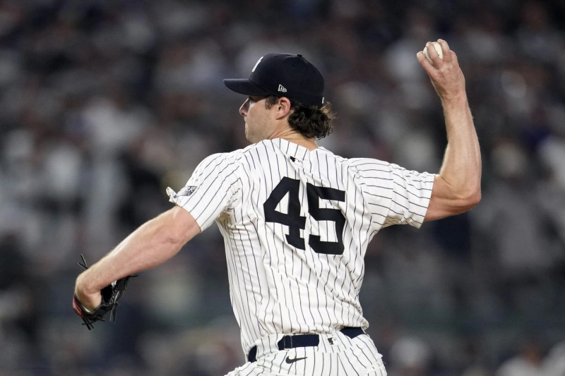 El lanzador abredor de los Yankees de Nueva York, Gerrit Cole, lanza contra los Dodgers de Los Ángeles durante la primera entrada del quinto juego de la Serie Mundial de béisbol, el miércoles 30 de octubre de 2024, en Nueva York.