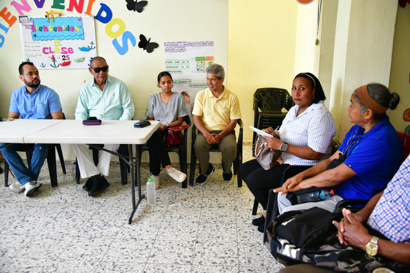 Comunitarios de La Caleta expusieron situación en Listín en el Barrio.