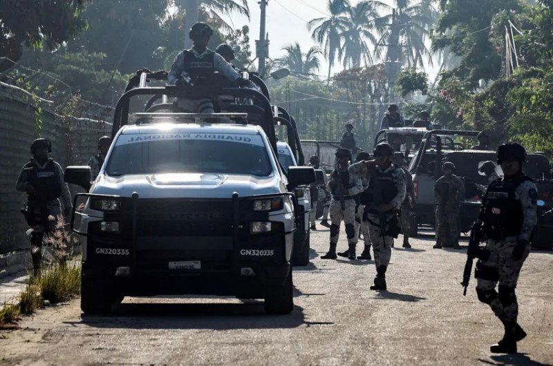 Miembros de la Armada de México llegan a la casa de una familia que fue masacrada por un comando armado en la localidad de Tres Palos en Acapulco, estado de Guerrero, México.