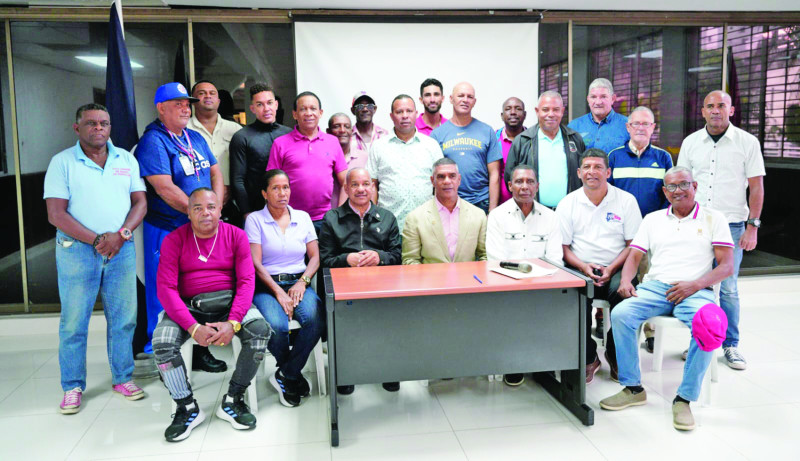 El ingeniero Alexis Peguero junto al grupo de delegados que respaldan su candidatura presidencial.