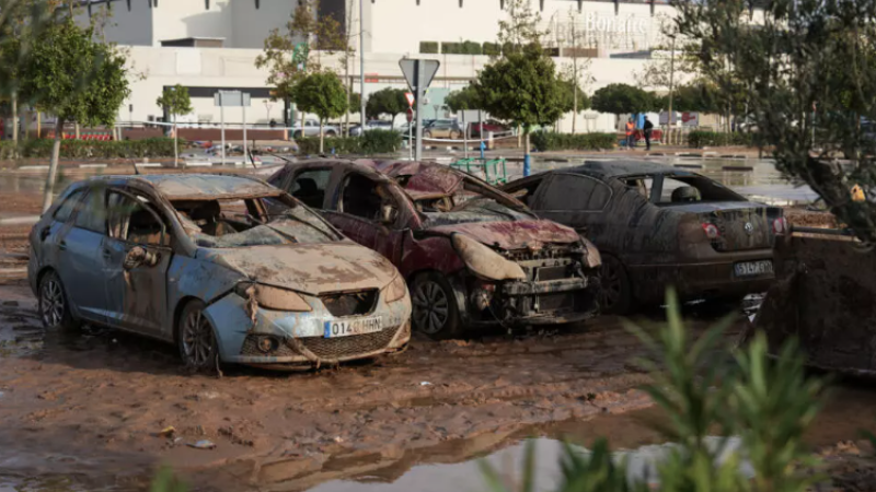 Unos vehículos destrozados por las inundaciones, fotografiados en el exterior del centro comercial Bonaire, a las afueras de la ciudad de Valencia, en el este de España, el 5 de noviembre de 2024.