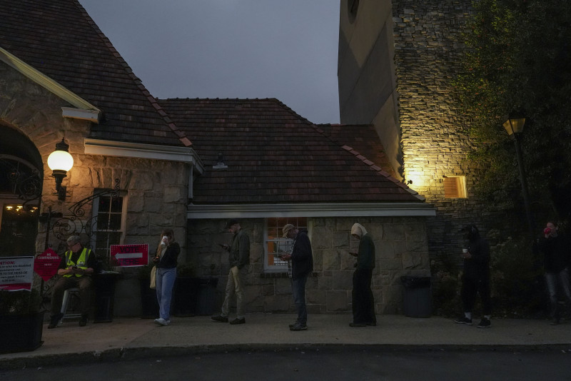 Los votantes hacen fila a la espera de que se abra un centro de votación