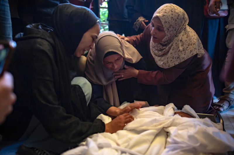 Familiares lloran junto a los cuerpos de sus seres queridos en el Hospital Nasser tras el ataque aéreo israelí que se cobró la vida de al menos ocho personas en Khan Yunis, sur de la Franja de Gaza.