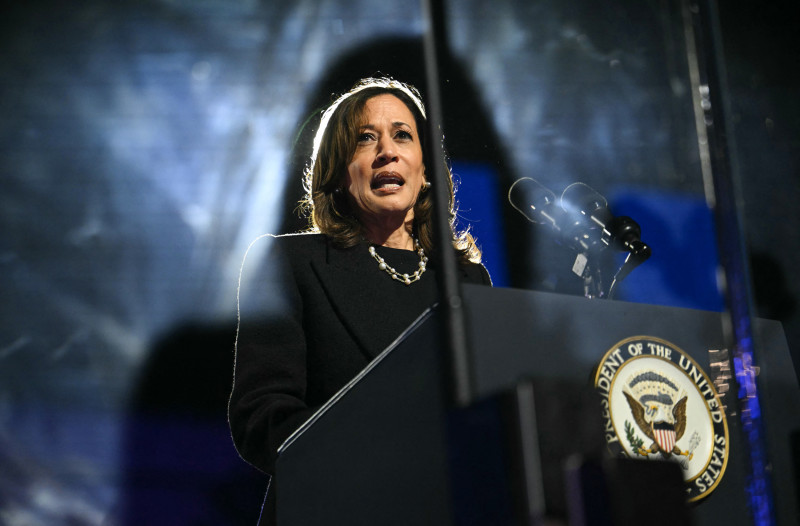 La vicepresidenta de Estados Unidos y candidata presidencial demócrata, Kamala Harris, habla durante un mitin de campaña en Benjamin Franklin Parkway en Filadelfia, Pensilvania, el 4 de noviembre de 2024.