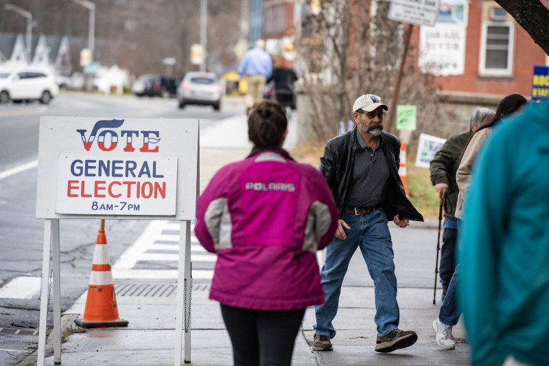 La gente se dirige a votar el día de las elecciones en las oficinas municipales de Lancaster, New Hampshire/ foto  Joseph Prezioso