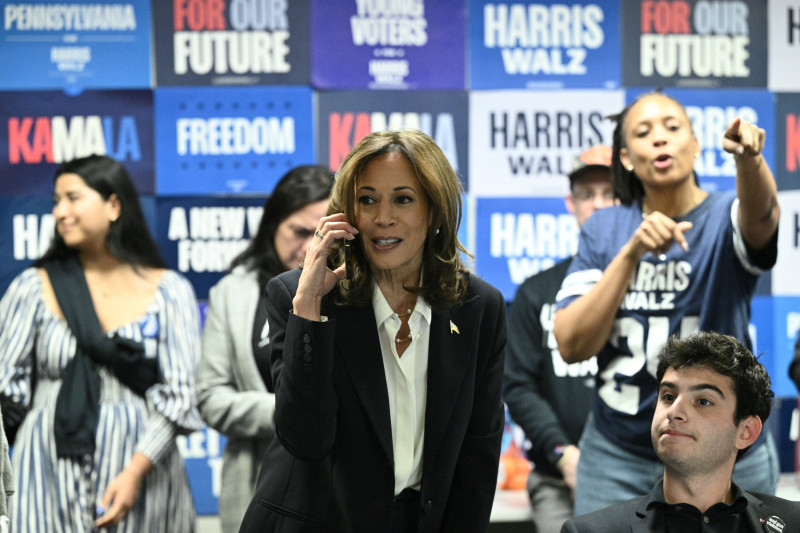 US Vice President and Democratic presidential candidate Kamala Harris takes part in a phone bank at the Democratic National Committee headquarters in Washington, DC, on November 5, 2024 (Photo by Brendan SMIALOWSKI / AFP)