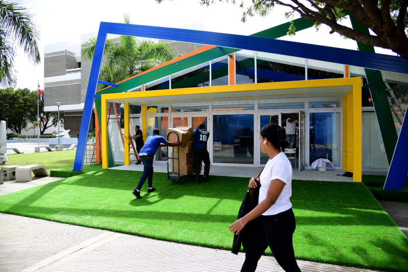 Los editores colocaban ayer los libros en las casetas que alojarán la XXVI Feria Internacional del Libro Santo Domingo 2024.