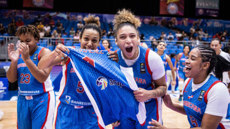 Yohanna Morton, Cesarina Capellán y Yamel Abreu celebran con la camiseta de Angela Jiménez tras la victoria de República Dominicana sobre Islas Vírgenes.