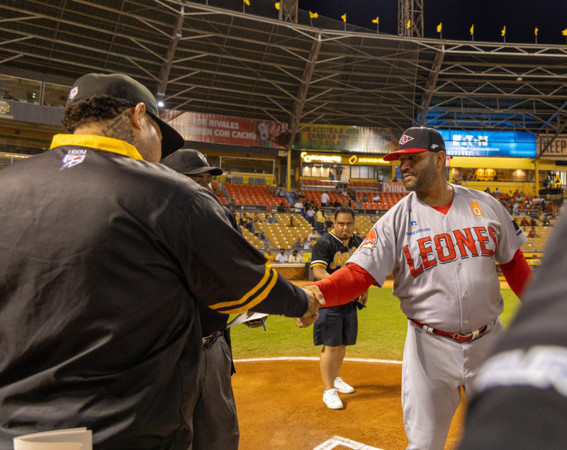 Albert Pujols saluda a Yadier Molina antes del partido entre Leones y Águilas de este martes.