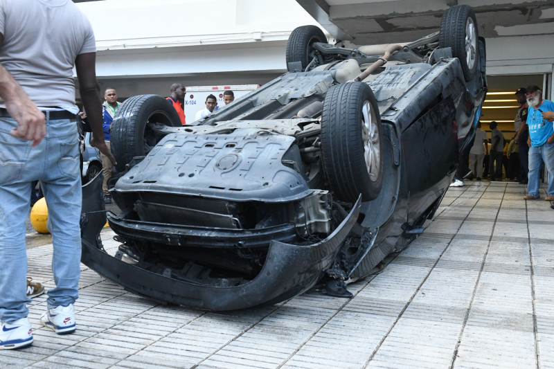 Vehículo accidentado en el Supermercado Nacional de la avenida 27 de Febrero