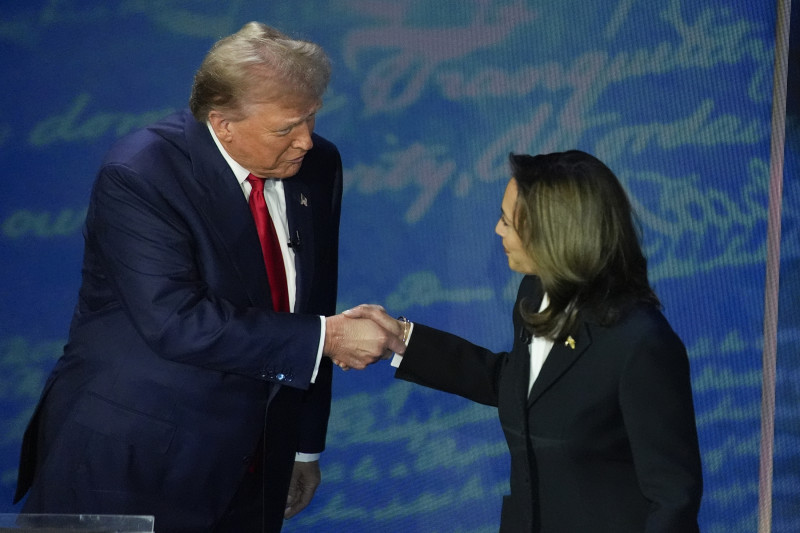 El candidato presidencial republicano Donald Trump y la candidata presidencial demócrata Kamala Harris se dan la mano antes del inicio de un debate presidencial de ABC News en el Centro Nacional de la Constitución, el martes 10 de septiembre de 2024, en Filadelfia.